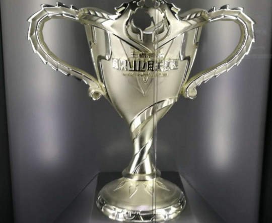 2亿《王者荣耀》玩家,拯救腾讯移动电竞梦